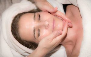 10 MINUTES POUR UN MASSAGE FACIAL REVOLUMISANT