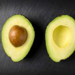 10 RAISONS QUI DEVRAIENT NOUS INCITER À MANGER DE L’AVOCAT TOUS LES JOURS !