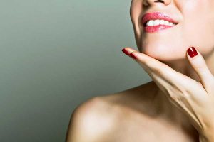 DOUBLE MENTON : COMMENT LE CACHER ?