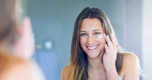 COMMENT RENDRE MA CRÈME VISAGE PLUS EFFICACE ?