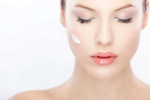 Vallée des larmes et acide hyaluronique : soins topiques et injections pour un regard reposé L’ACIDE HYALURONIQUE, ACTIF STAR POUR LA VALLÉE DES LARMES
