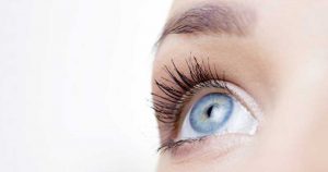 LE BON SOIN CONTOUR DES YEUX POUR AVOIR L’AIR PLUS JEUNE ET MOINS FATIGUÉE