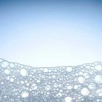 L'EAU MOUSSANTE POUR NETTOYER LA PEAU