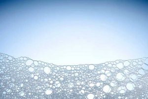 L'EAU MOUSSANTE POUR NETTOYER LA PEAU