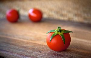 LA TOMATE, CE FRUIT QUI VOUS EMBELLIT : LA PREUVE PAR 3