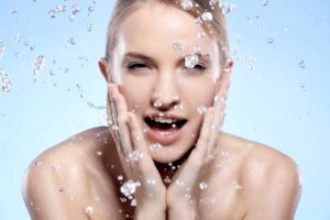 POURQUOI ADOPTER L’EAU THERMALE DANS NOTRE ROUTINE BEAUTÉ ?