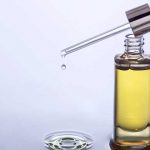 L'HUILE VISAGE : LA TEXTURE COCOONING POUR UNE PEAU ÉCLATANTE