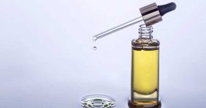L'HUILE VISAGE : LA TEXTURE COCOONING POUR UNE PEAU ÉCLATANTE