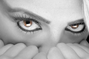 UN CONTOUR DES YEUX PLUS LISSE, SANS PATTES D'OIE, C'EST POSSIBLE !