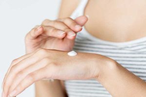 AU SECOURS, MES MAINS SONT SÈCHES ET TOUTES ROUGES…