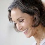 PEAU MATURE : COMMENT GARDER UN TEINT ÉCLATANT APRÈS 60 ANS ?
