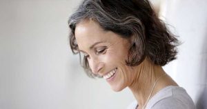 PEAU MATURE : COMMENT GARDER UN TEINT ÉCLATANT APRÈS 60 ANS ?