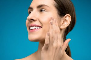 Belle peau sans maquillage : 10 habitudes qui changent tout woman natural radiant skin no makeup fresh face landscape