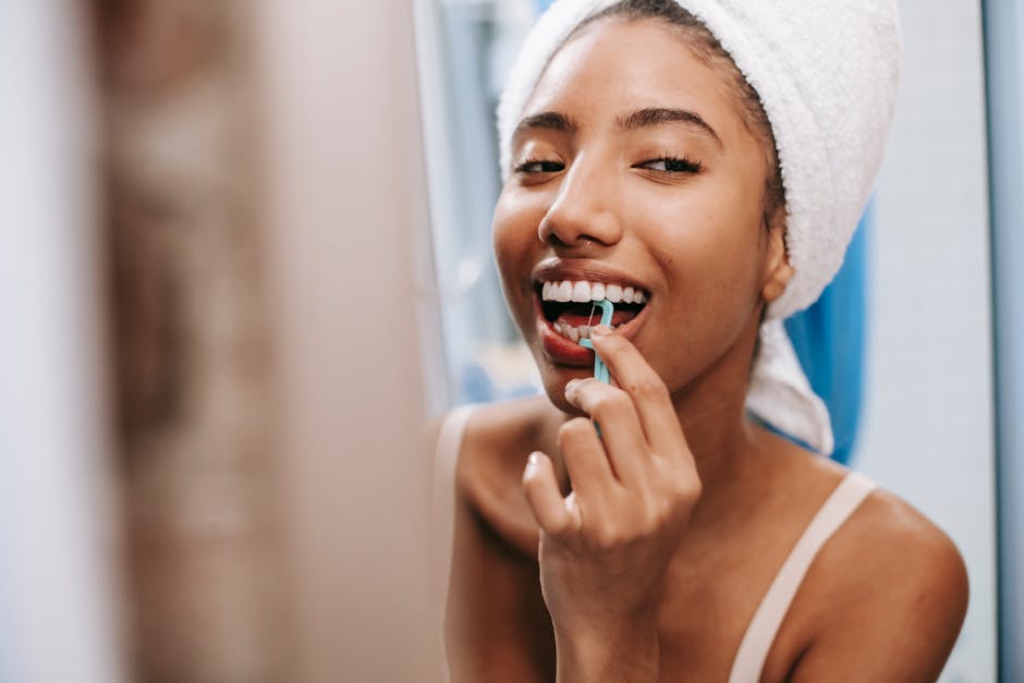 10 habitudes insoupçonnées qui nuisent à votre sourire (et comment y remédier) woman smiling healthy teeth skincare morning routine