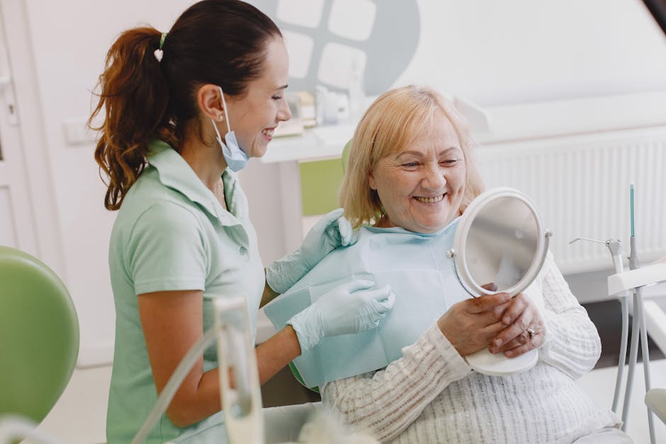 10 habitudes insoupçonnées qui nuisent à votre sourire (et comment y remédier) mature woman dental care healthy smile aging prevention