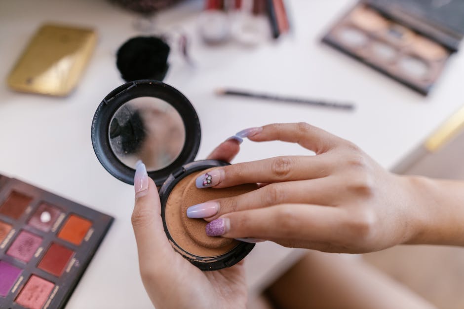 10 gestes maquillage pour retrouver un teint frais et lumineux woman blending foundation with damp beauty sponge close up