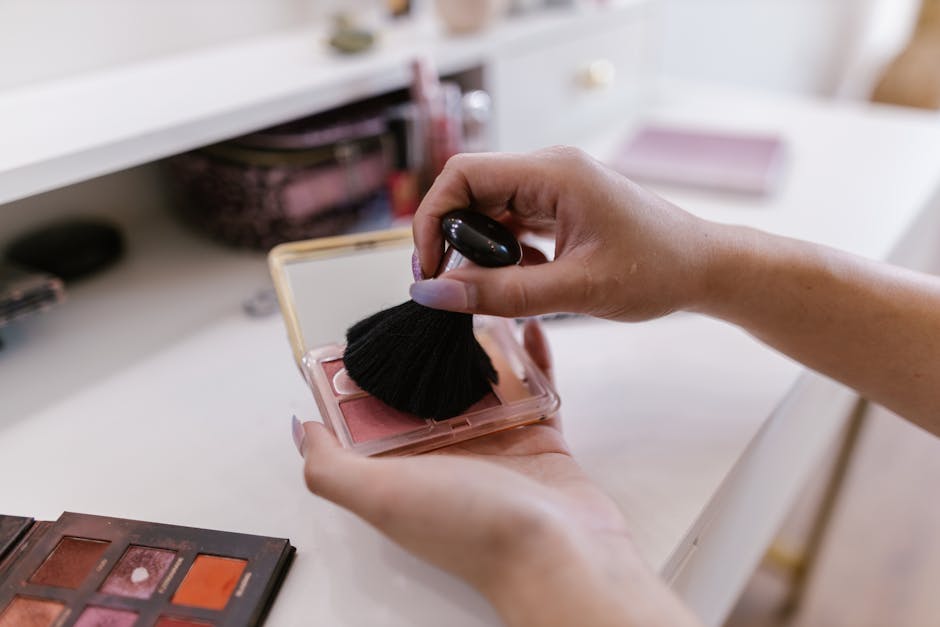 10 gestes maquillage pour retrouver un teint frais et lumineux blush brush peachy pink powder makeup glowing skin