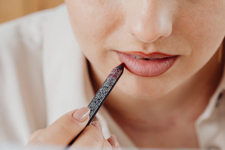 10 gestes maquillage pour retrouver un teint frais et lumineux woman applying lip color natural makeup fresh skin close up