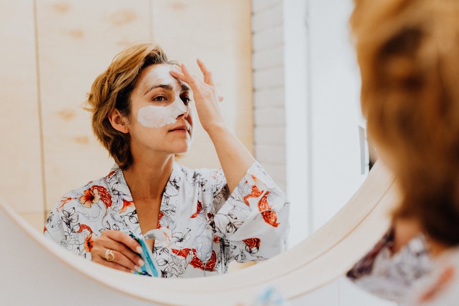 Crèmes anti-âge : 10 idées reçues à abandonner pour mieux choisir son soin woman applying face cream anti-aging skincare routine morning