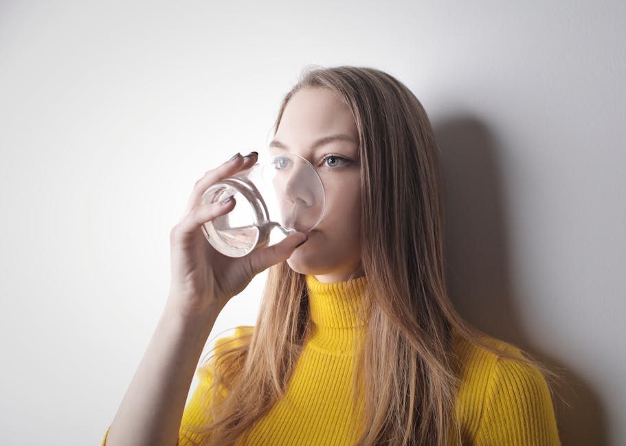 Crèmes anti-âge : 10 idées reçues à abandonner pour mieux choisir son soin healthy lifestyle woman drinking water fresh skin glow