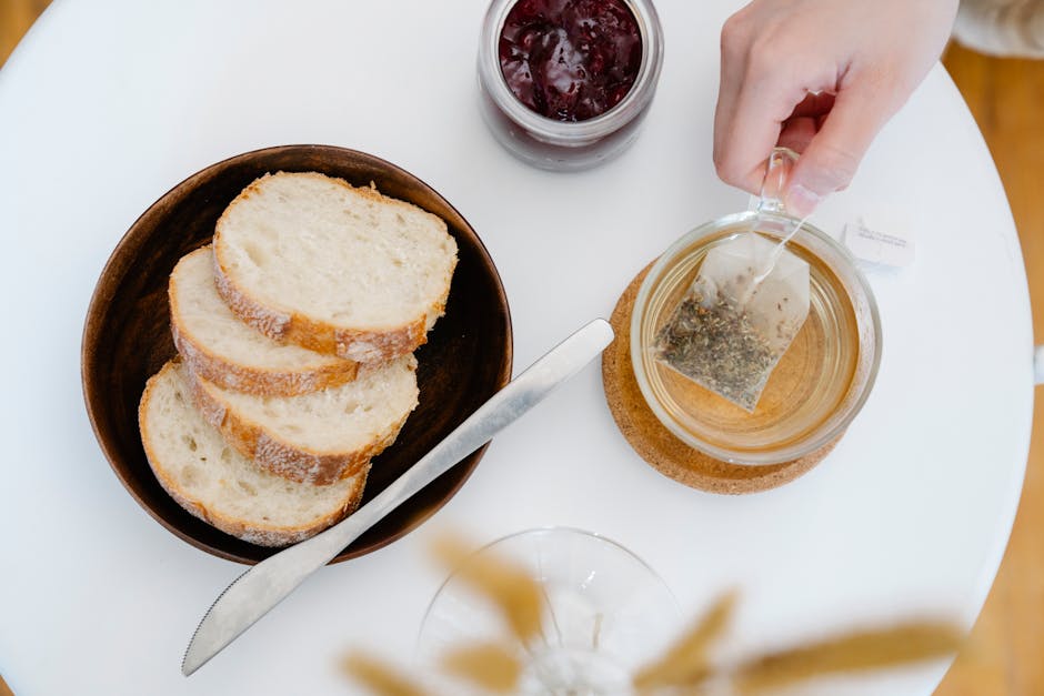 7 gestes matinaux pour retrouver de l'énergie en moins de 10 minutes herbal tea thyme morning cup breakfast table