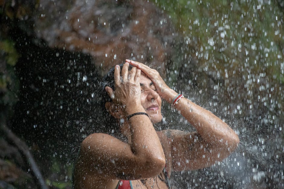 7 gestes matinaux pour retrouver de l'énergie en moins de 10 minutes woman refreshing shower morning cold water energy