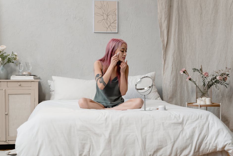 Massage facial revolumisant : le rituel de 10 minutes pour une peau repulpée woman doing evening skincare routine facial massage before bed