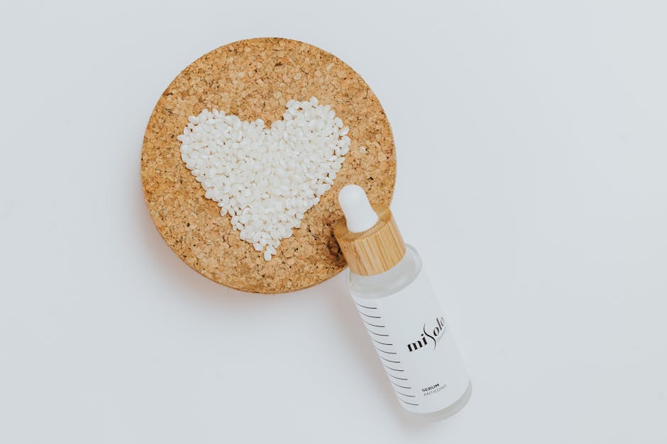 Massage facial revolumisant : le rituel de 10 minutes pour une peau repulpée dropper of face serum with botanical ingredients on white surface