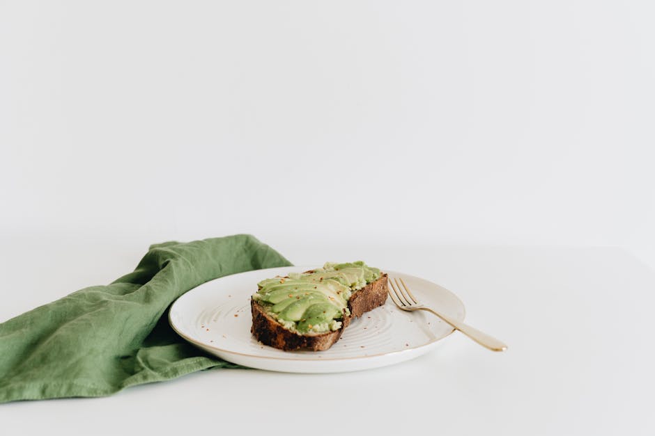 Avocat et peau : 10 raisons de l'inviter dans votre assiette chaque jour healthy avocado toast breakfast with various toppings white plate