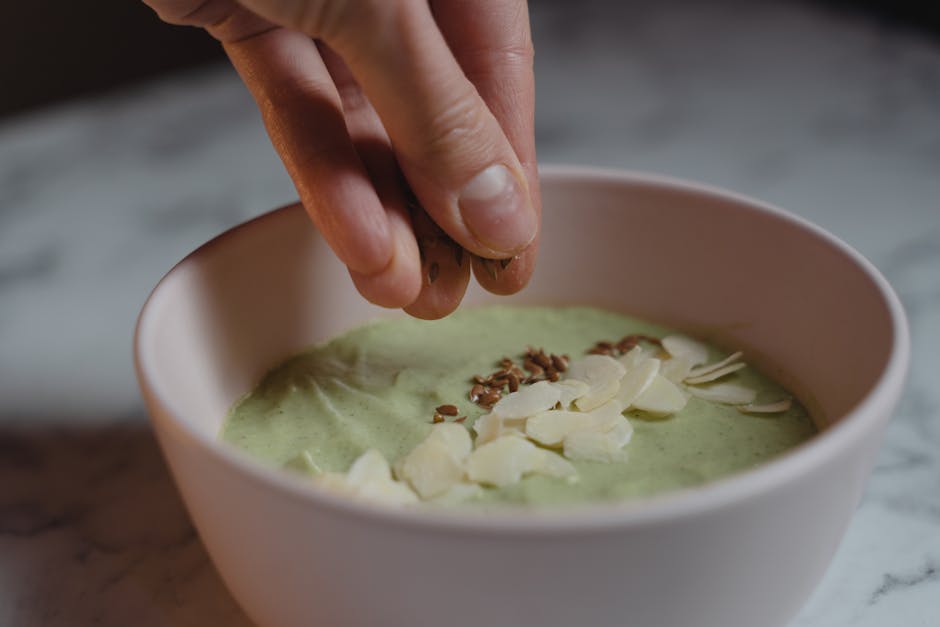 Avocat et peau : 10 raisons de l'inviter dans votre assiette chaque jour avocado smoothie bowl healthy skin care ingredients kitchen table