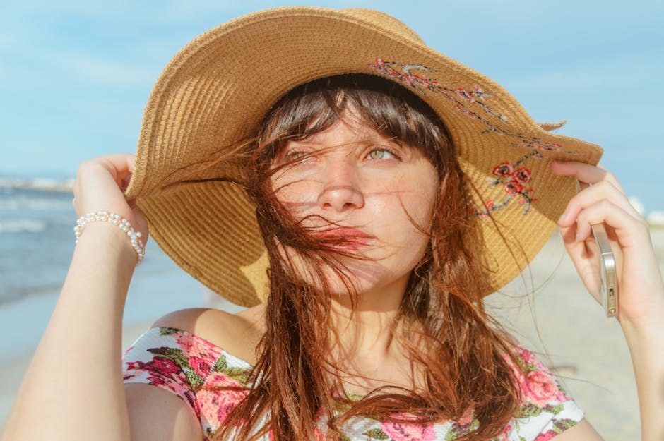 Indice solaire : quel FPS choisir selon votre phototype ? woman with hat sun protection outdoors summer