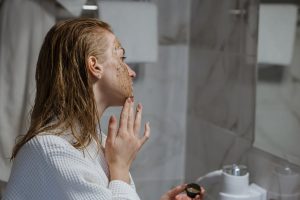 Rituel express 15 minutes pour transformer votre peau : 4 gestes qui changent tout woman skincare morning routine glowing skin bathroom