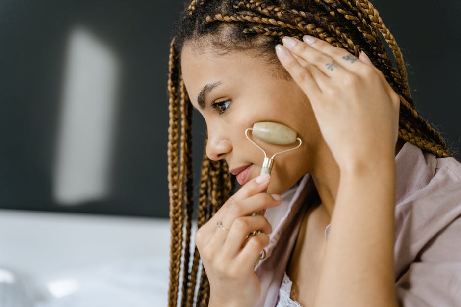 Rituel express 15 minutes pour transformer votre peau : 4 gestes qui changent tout facial massage fingers pressing cheeks skin