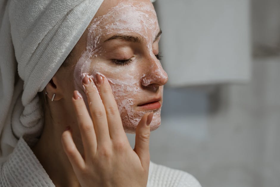 Préparer sa peau pour l'automne en 15 minutes : le rituel express par étapes hydrating face mask woman applying thick cream