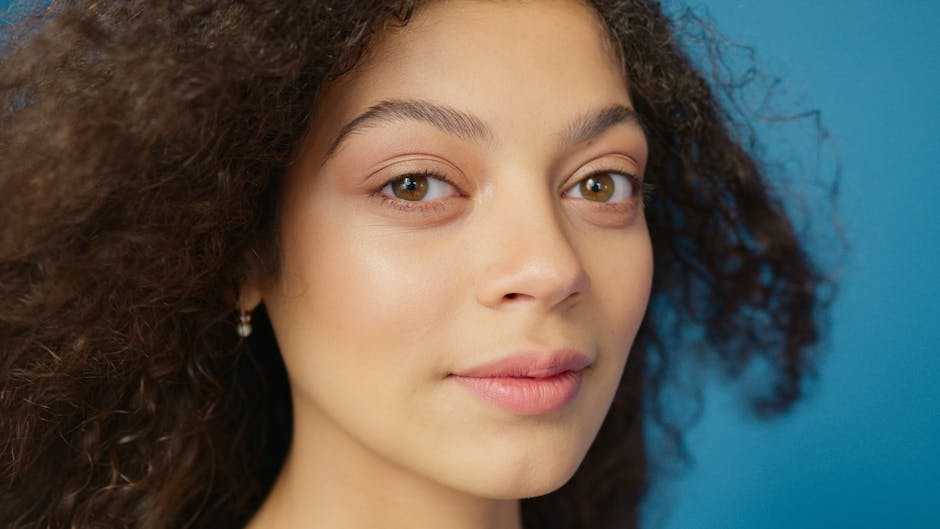 Teint terne : 10 gestes express pour retrouver l'éclat en moins de deux minutes woman radiant healthy skin close-up natural light portrait