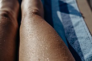 Bonne mine en 20 minutes : le protocole autobronzant jambes parfaites woman beautiful tanned legs summer natural light close up