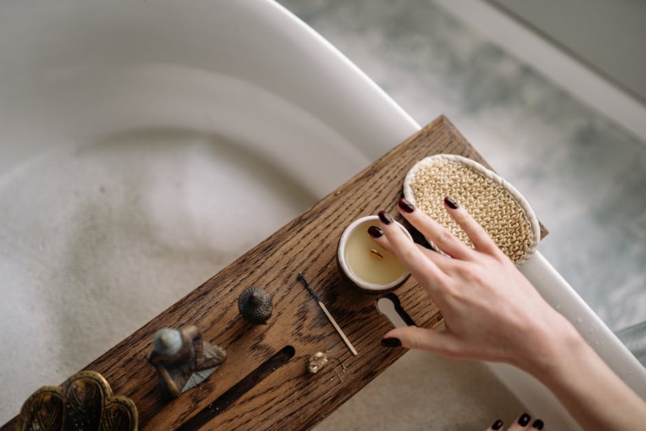 20 minutes de rituel beauté relaxant dans votre salle de bain woman relaxing in softly lit bathroom with candles and plants