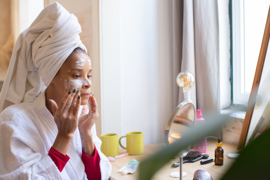20 minutes de rituel beauté relaxant dans votre salle de bain woman applying face cream at vanity mirror in soft evening light