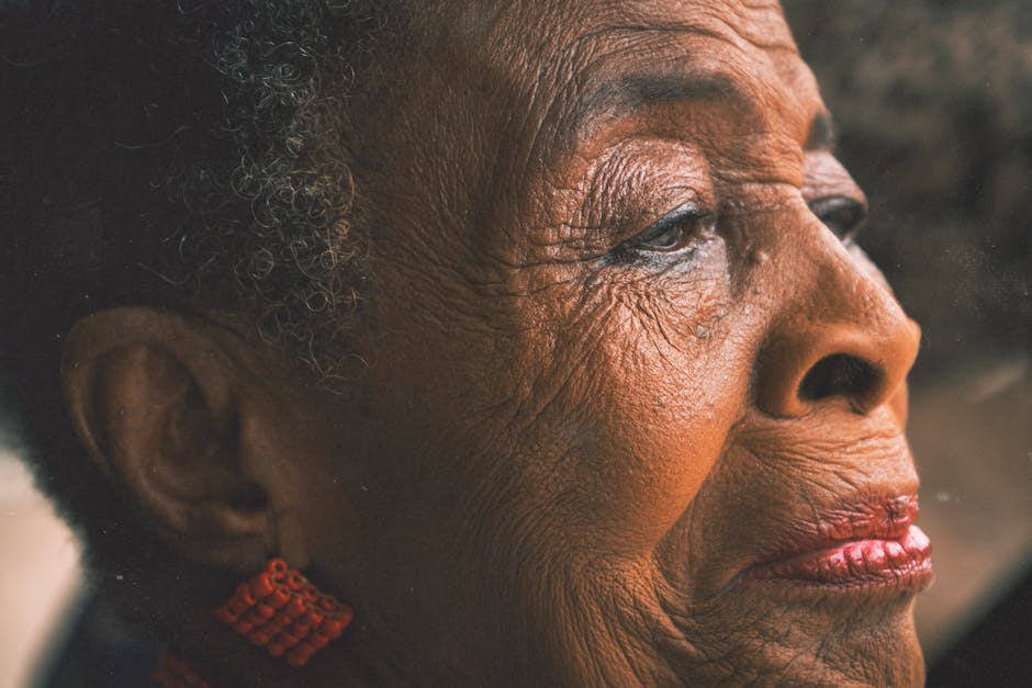 Peau à 25 ans : les habitudes qui vieillissent prématurément et comment les corriger woman skin close up detail aging signs early wrinkles