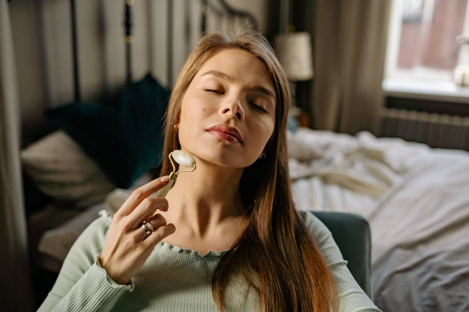 Huile démaquillante : 3 raisons de l'adopter dans votre routine soir woman massaging face with oil gentle cleansing fingers evening ritual relaxation