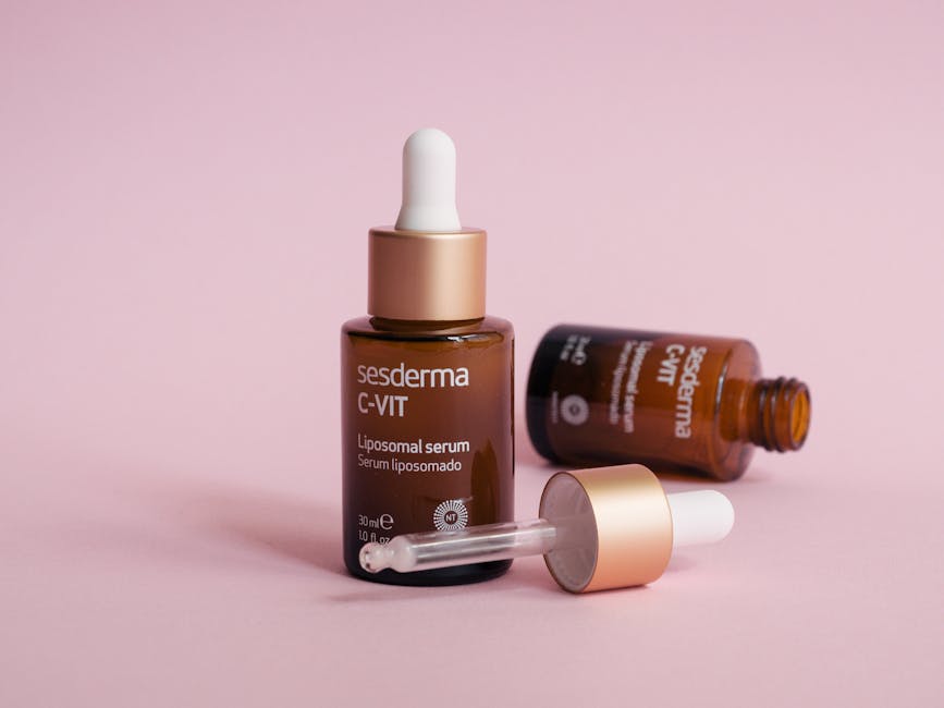 3 gestes express pour retrouver un teint éclatant avant une soirée dropper serum bottle on marble surface skincare routine close-up