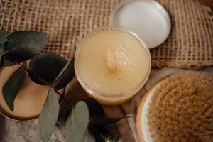Peaux sèches en hiver : huile, beurre ou baume corporel, quelle texture choisir ? winter skincare dry skin natural oils butters balm beauty routine landscape