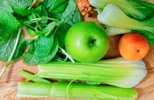 5 aliments anti-âge à intégrer dans votre alimentation pour préserver l'éclat de votre peau anti-aging healthy food ingredients landscape bright natural light
