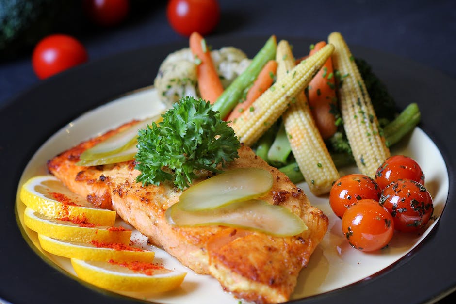 5 aliments anti-âge à intégrer dans votre alimentation pour préserver l'éclat de votre peau grilled salmon fillet lemon fresh herbs plate