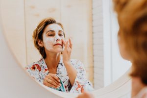 5 habitudes anti-âge simples et indolores pour ralentir le vieillissement cutané woman skincare routine anti-aging morning beauty landscape