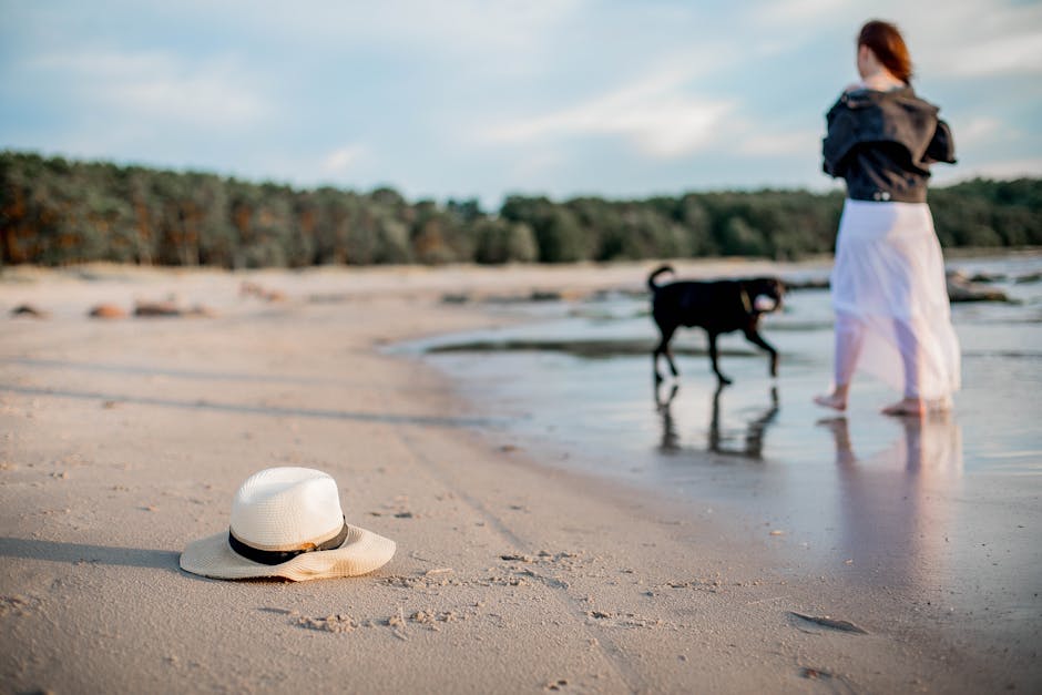 5 conseils pour avoir des jambes légères tout l'été woman walking barefoot on sandy beach summer