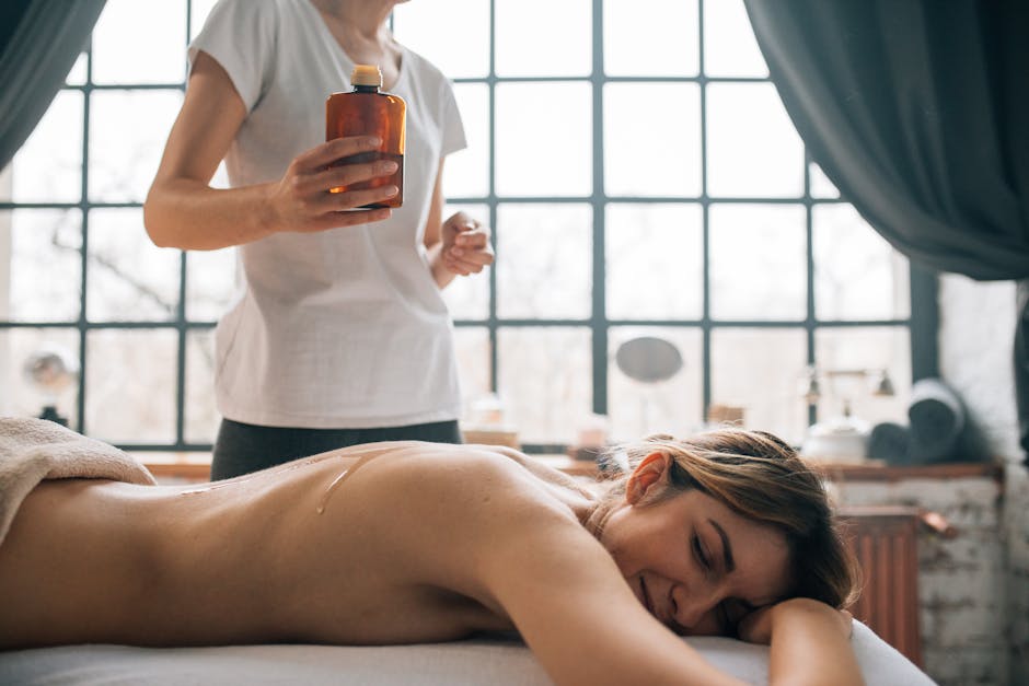5 conseils pour avoir des jambes légères tout l'été woman self-massaging legs with oil at home
