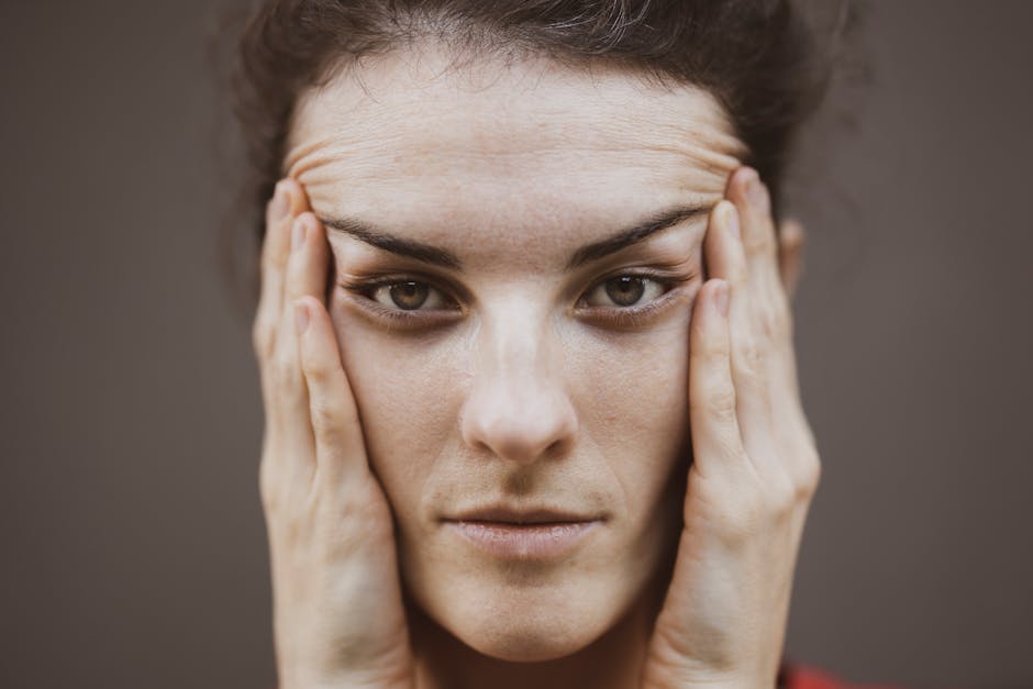 Ride du lion : 5 méthodes efficaces pour l'atténuer et la prévenir close-up woman forehead frown lines between eyebrows natural light