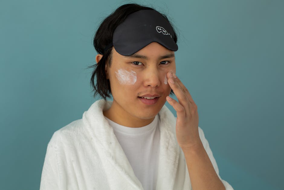 Soin de nuit : 5 bonnes raisons de ne jamais sauter cette étape woman applying night cream before sleep skincare routine