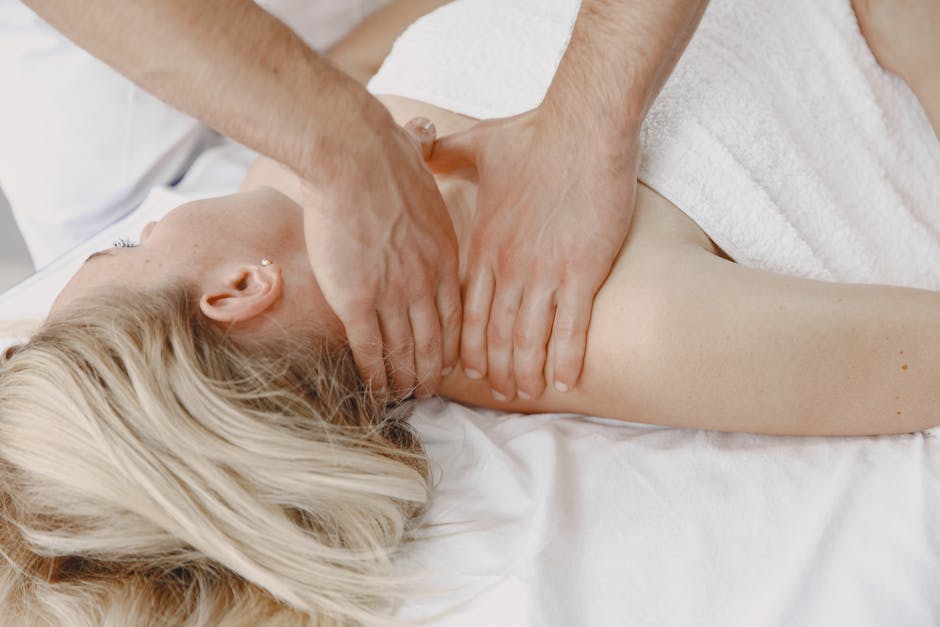 Massage du visage : 5 bienfaits prouvés pour une peau plus belle et plus jeune lymphatic drainage facial massage technique hands neck